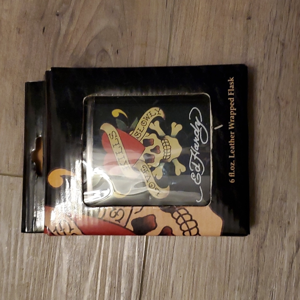 Ed Hardy Flask 6 fl.oz. NIB Vintage - Picture 2 of 10